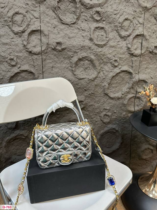 配飞机盒折叠盒 香奈儿 24A 手工坊 各种颜色、琉璃珍珠、蝴蝶结 香奈儿真是变着花样硬控 仙女们的钱包 尺寸：17 13 Cm