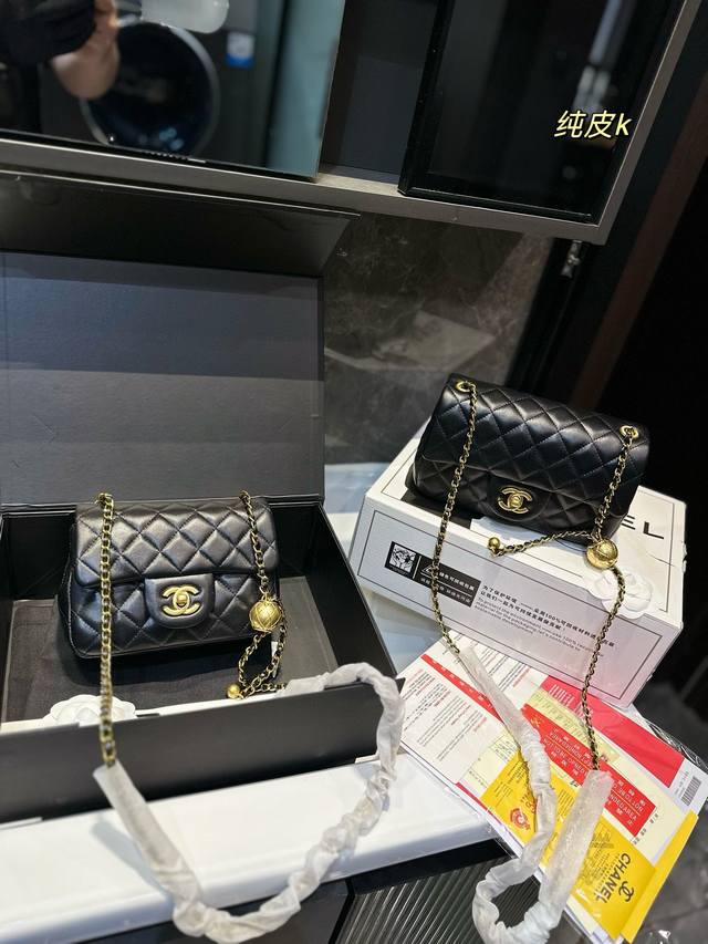 礼盒包装 香奈儿 Chanel 金球方胖子 优质 手感超级好 原版五金 超级大牌 以华丽高贵的外形成为当下最炙手可热之作人手必备,明星热捧,精匠之作。尺寸:20 礼盒包装 香奈儿 Chanel 金球方胖子 优质 手感超级好 原版五金 超级大牌 以华丽高贵的外形成为当下最炙手可热之作人手必备,明星热捧,精匠之作。尺寸:20