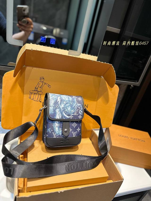 Louisvuitton 路易威登 Messenger 动物园系列手机包 限定翻盖邮差包 斜挎包单肩包采用精湛镶嵌细工，实物拍摄 23 X 16 Cm
