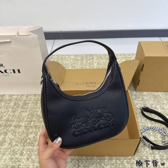 配盒 蔻驰coach.腋下包 月牙包实名表白啦！ 上身太绝了！大腋下包 上身又a又酷！ 尺寸：20*6*12Cm