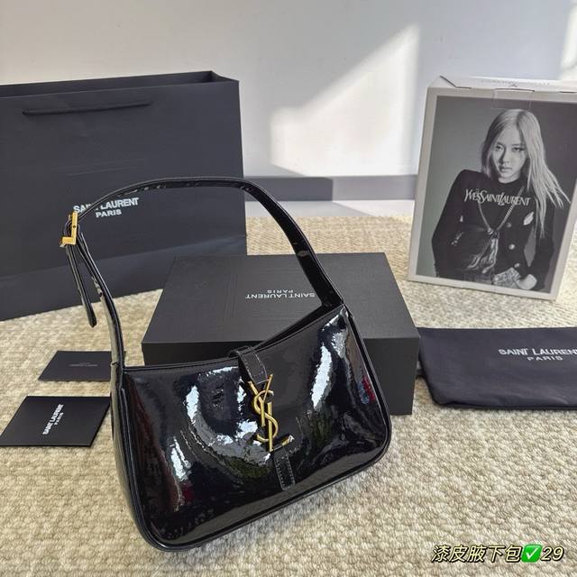 全套包装 Size：25*15Cm Ysl 圣罗兰腋下包 满满的设计感 非常知性优雅 超级高级的配色 实物绝对惊艳到你