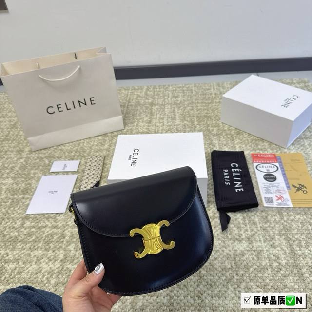 折叠盒 配丝巾 赛琳 凯旋门! 很高端!很高级 很适合四季! Size:19*16Cm 折叠盒 配丝巾 赛琳 凯旋门! 很高端!很高级 很适合四季! Size:19*16Cm