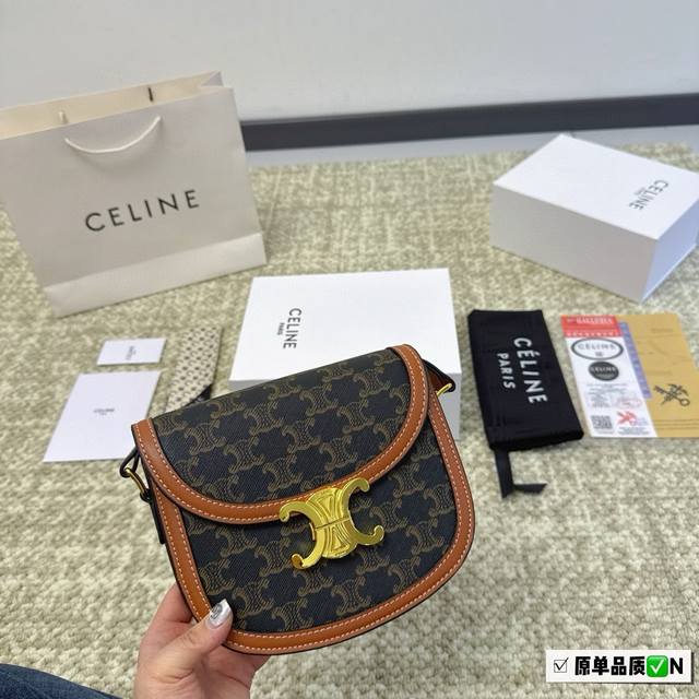 折叠盒 配丝巾 赛琳 凯旋门! 很高端!很高级 很适合四季! Size:19*16Cm 折叠盒 配丝巾 赛琳 凯旋门! 很高端!很高级 很适合四季! Size:19*16Cm