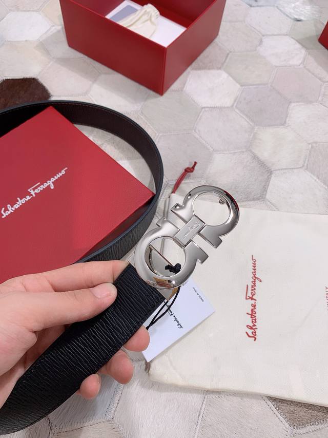 礼物#2024系列 正品有售ferragamo 菲拉格慕 Italy专柜在售正品 此款采用原单牙签纹制作 走线油边细致 搭配原版gancio五金 3.5Cm规格