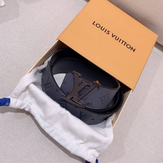 礼物 Lv宽度：4.0Cm 专柜同步，Pvc搭配头层牛皮搭配精致钢扣，时尚百搭，追求高端 品味的体现，休闲高大上！ Iphone实物实拍， 上身效果超好～搭配专