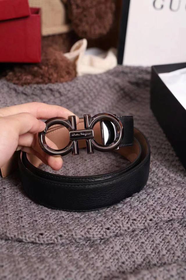 礼物首选ferragamo菲拉格慕 皮带将摩登设计与精湛的手工技艺完美结合 打造出风格华贵典雅，实用性和款式并重；3.5Cm宽 搭配最新原版真空电镀五金扣，不易