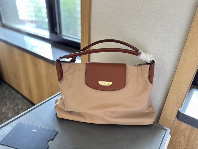 巴黎世家的爆款手袋矩阵，你pick哪一款 被“包”围了，巴黎世家冬季24系列亮相了精彩的包袋矩阵，汇聚了众多大容量、标志性包袋t。 尺寸：36 26Cm