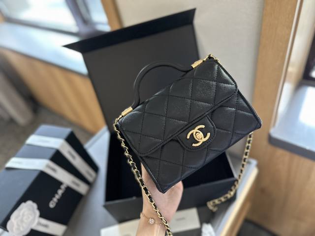 折叠礼盒包装 Chanel 24A 高级手工坊系列 手柄mini 小盒子 手柄款cf款式一直以来都是百看不腻的 这季度在经典cf Handle基础上搭配了皮穿链 折叠礼盒包装 Chanel 24A 高级手工坊系列 手柄mini 小盒子 手柄款cf款式一直以来都是百看不腻的 这季度在经典cf Handle基础上搭配了皮穿链