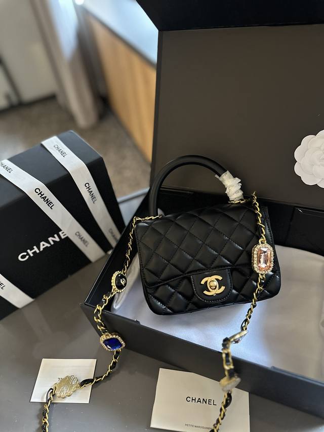 原版皮 “折叠礼盒官网飞机箱” 纯皮香奈儿 24A 手工坊 手柄方胖子j 各种颜色、琉璃珍珠、海蓝宝、红宝石、 香奈儿真是变着花样硬控 仙女们的钱包 尺寸：18