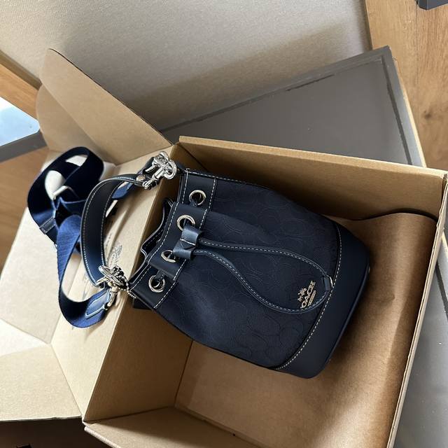 礼盒包装 蔻驰抽绳水桶包 精致美丽 高级优雅 很好驾驭，不挑衣服，不挑季节 一年四季都可，可盐可甜 高个子小姐姐背，气质御姐范 小个子的小姐姐背，甜甜女孩一枚