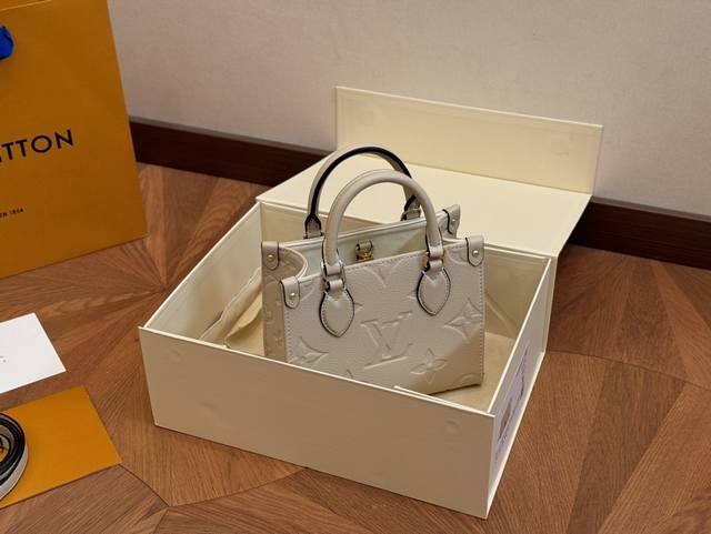 折叠盒 Size：18*15Cm Lv 迷你onthego也太可爱了吧！ 小小的一支但是容量很大哦 Max完全没问题