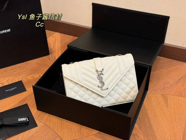 配折叠盒飞机盒 Size:21.14Cm 圣罗兰 信封包 鱼子酱牛皮看起来质感特别好!耐磨耐用! 斜挎 配折叠盒飞机盒 Size:21.14Cm 圣罗兰 信封包 鱼子酱牛皮看起来质感特别好!耐磨耐用! 斜挎