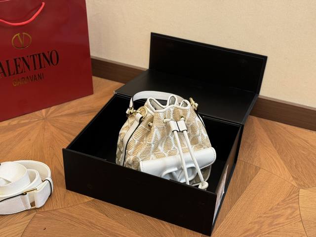 Size：16.18Cm 华伦天奴 新品！ 谁能拒绝bling Bling 包包 春夏各种花花的小裙子~ 都完全没问题~