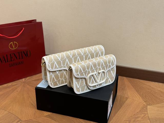 Size：20Cm 26Cm 华伦天奴 新品！ 谁能拒绝bling Bling 包包 春夏各种花花的小裙子~ 都完全没问题~