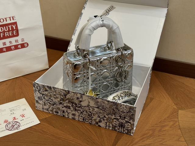 配折叠盒 Diro迪奥金银戴妃包 深得我心这种人间mini包太深得人心了 D小羊皮材质很是nice 高级感中带点个性. 17Cm 20Cm