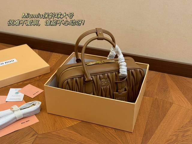 升级版配盒 Size：28*14Cm 23*12Cm Miumiu保龄球 新尺寸 很难不爱啊啊！ 这个尺寸很难不动心哦！ 可手拎也可斜挎 容量足足的~~ 出场就