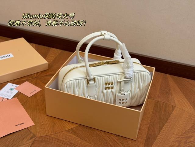 升级版配盒 Size：28*14Cm 23*12Cm Miumiu保龄球 新尺寸 很难不爱啊啊！ 这个尺寸很难不动心哦！ 可手拎也可斜挎 容量足足的~~ 出场就