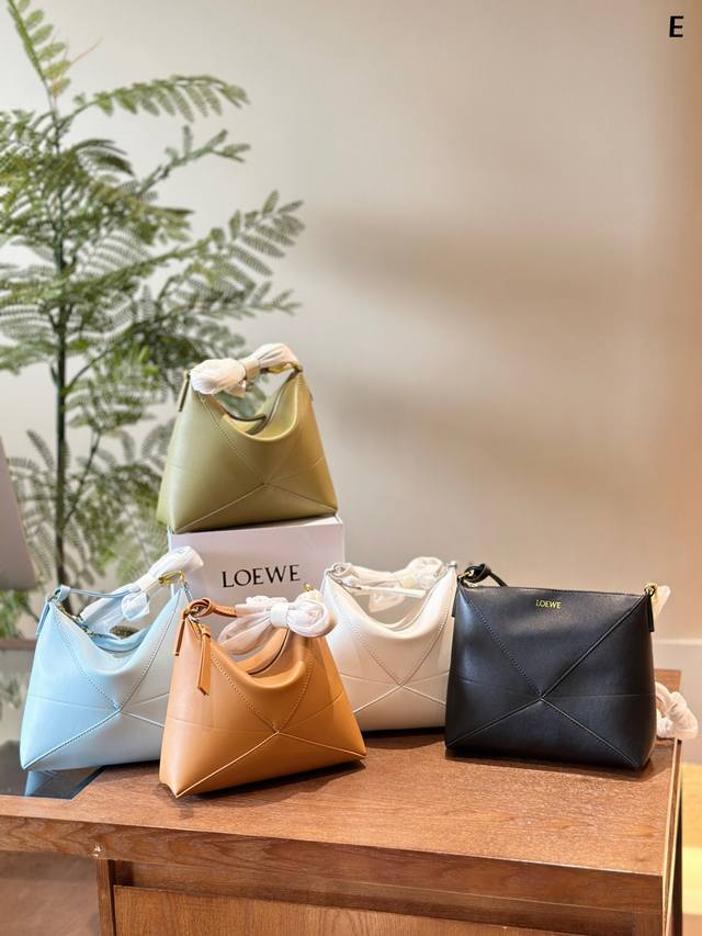 Loewe新款折叠手袋黏土绿 Loewe新款new Puzzle Fold Pouch手袋重新演绎实用百搭手拿包，从品牌经典手袋系列的几何线条汲取灵感new以富