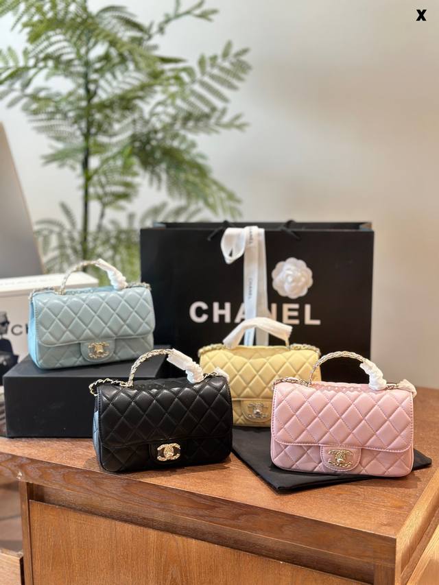 Chanel手提cf 24A王炸款~妥妥的super Idol炸街举手投足24A王炸款~妥妥的superidol炸街 举手投足间皆是笃定的风采 在妩媚与帅气间随