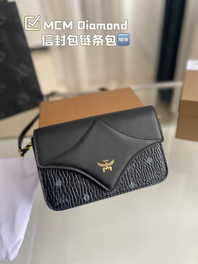 Mcm全新系列diamond信封包链条包 立体感的钻石图案翻盖设计， 干邑色的包包背上尽显优雅气质， 斜跨随手一拍就是大片即视感！ 搭配多种风格都很得心应手哦