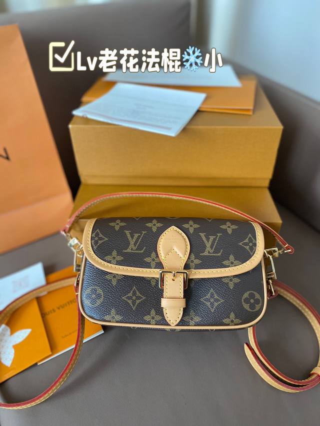 小号 Lv新款diane老花法棍包 走秀款单肩斜挎腋下包 配2个肩带 都可以拆卸 尺寸19*12