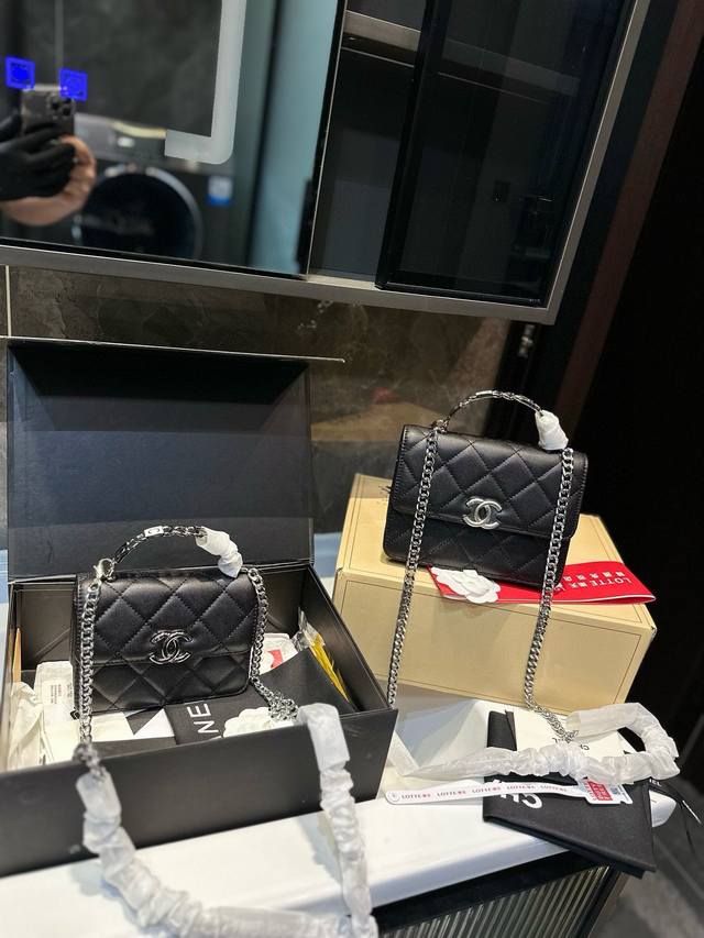 礼盒包装 Chanel香奈儿新款手提包链条包 珐琅扣手柄很吸睛哦！ 斜挎链条也是刚刚好， 内里两层容量，手拎也可斜挎。 粉色超好看，少女心爆棚 Cl尺寸18×1