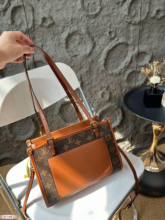 配礼盒 Lv 爆款，这款包真的很简单，越看越好看容 量非常感人 轻松装纳日常随身物品 这只包真的要安利大家 简直是搭配神器 尺寸：27.19Cm