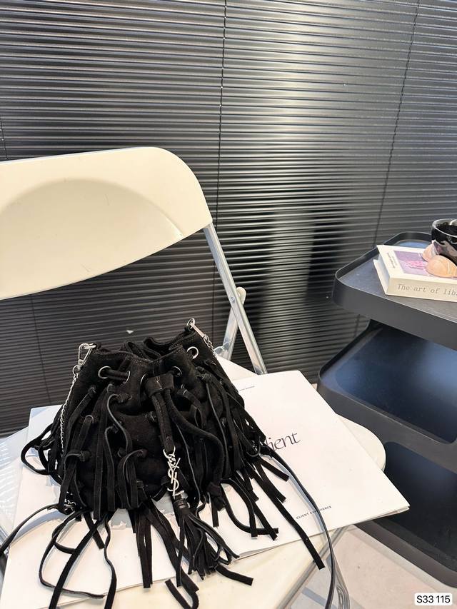 谁会不喜欢这只ysl阿 圣罗兰真的很懂我们小女生心理流苏小水桶狠狠把我拿捏了银标logo也是可活动的跟着流苏一起shakeshake Ysl可不能这么懂女人啊又