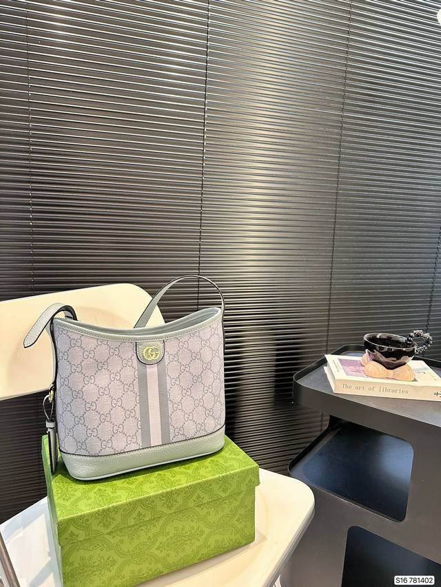 配盒子 酷奇托特包 终于出货啦，精心制作而成 质感超赞 特别有范的一款潮包 经典品牌 手提单肩 超大容量 专柜最新特别有型的一款百搭方便实用包 潮人看过来 尺寸