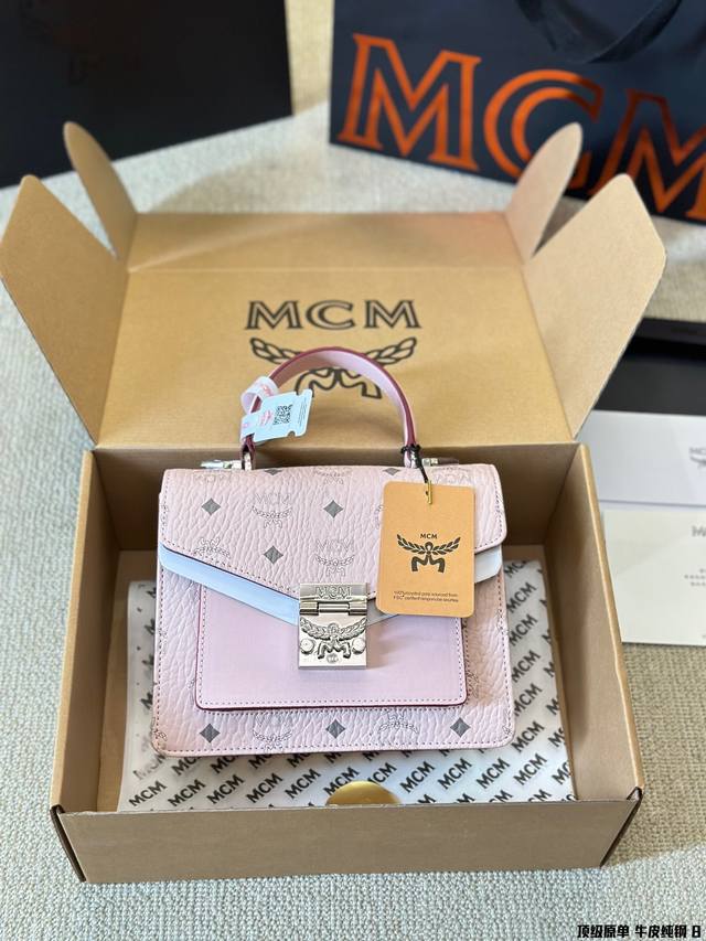 顶级牛皮 全钢五金 Mcm 手提邮差包 搭配休闲风的穿搭 舒适又有活力 搭配休闲风的穿搭 舒适又有活力 #Cm经典必入包款 尺寸 21 18Cm