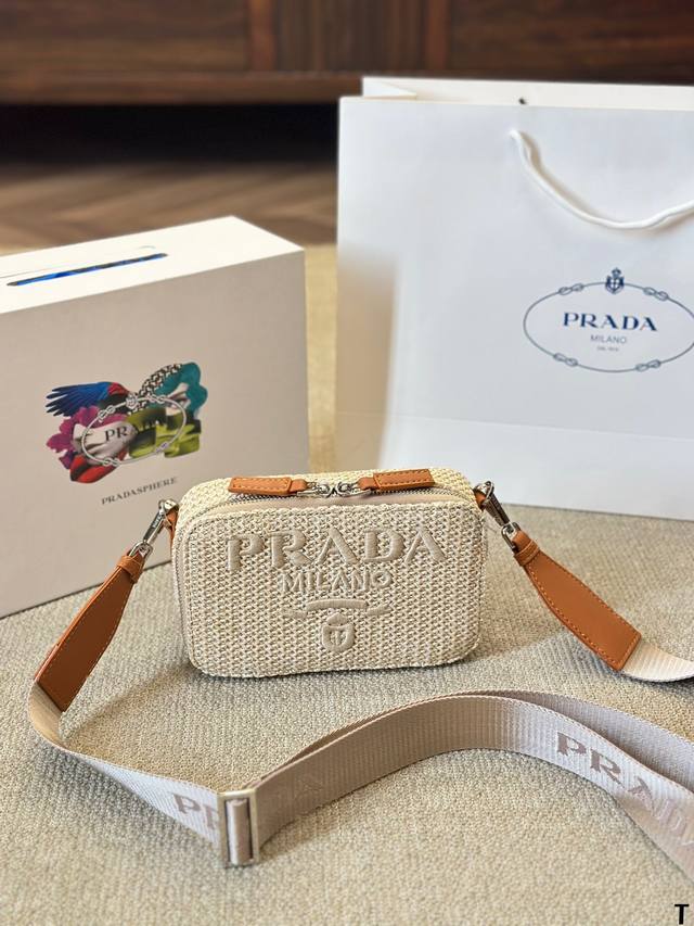 亚麻 Prada 相机包 高级感爆棚质感细 节都超级好 一包搞定所有化妆品 尺寸20 13Cm 亚麻 Prada 相机包 高级感爆棚质感细 节都超级好 一包搞定所有化妆品 尺寸20 13Cm