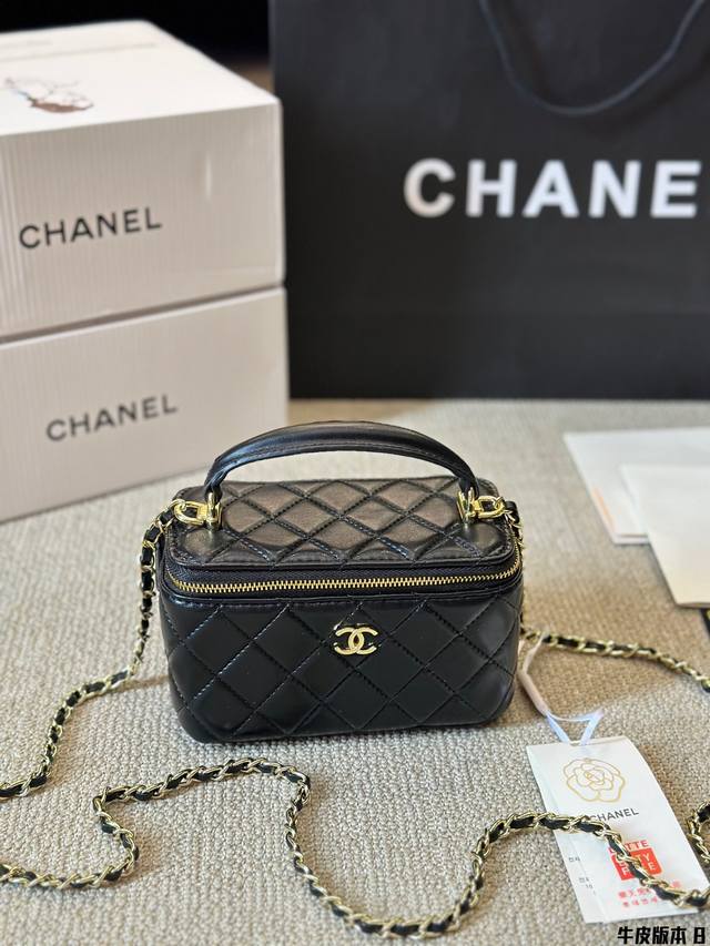 牛皮版本 Chanel 香奈儿 新品 Ss24纯皮手提化妆包专柜走秀款 这个太美啦简直chanel肩背斜挎款 多功能包，高级重工，原版定制品质 整体效果超级赞