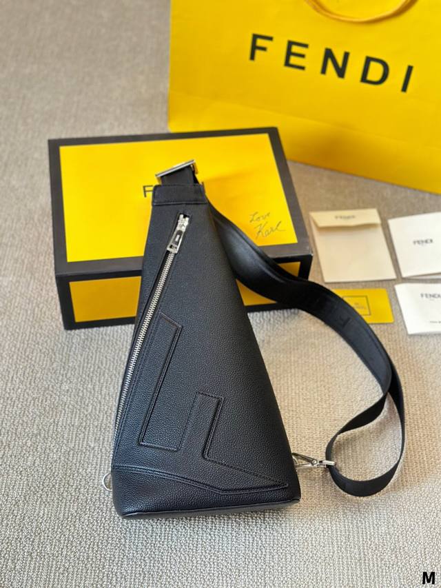 能装又高级的单肩包 今天背什么包 当然是fendi Roma Cono 黑色皮革包 包包选用黑色全粒面皮革材质 质感很高级 饰有fendi字样的布料斜挎肩带可调