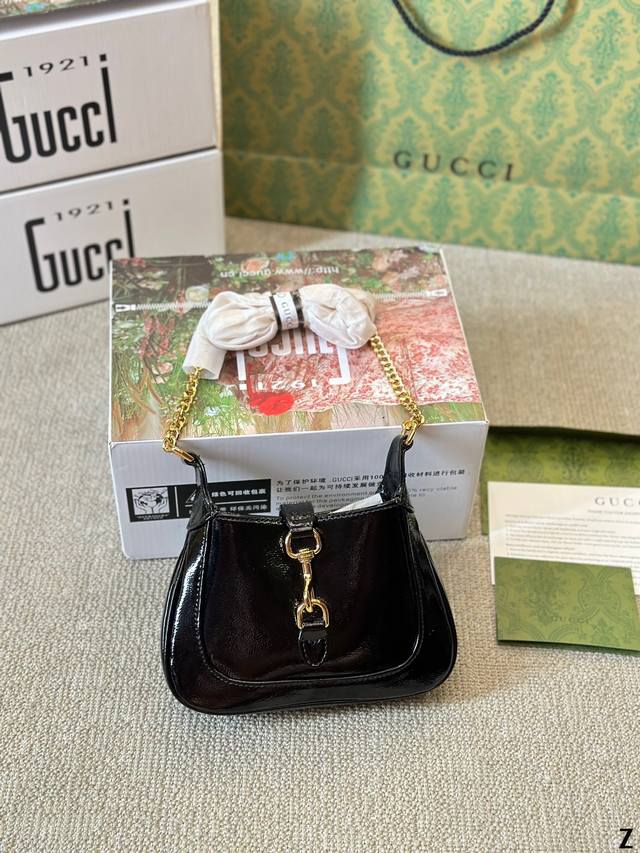 牛皮版本 Gucci Ancora 明星同款绝美！ 新款 Jackie 系列丨满满都是奢华浪漫。 不同颜色的包包就像女孩子的心绪有着各种的可能性呀 浅色系给人以