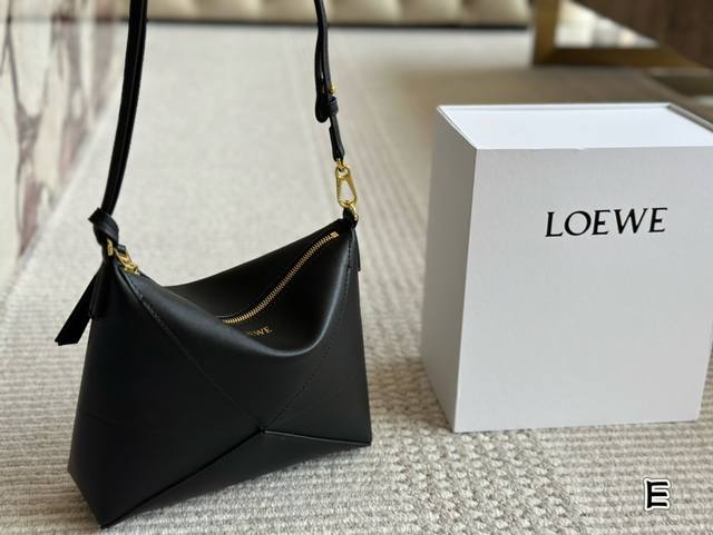 配盒 Size 23 20Cm Loewe 新款 超可爱 Hobo还能这样 搭配新出的宽肩带真的好好看呀 皮质也很好 摸起来滑滑的不会涩！