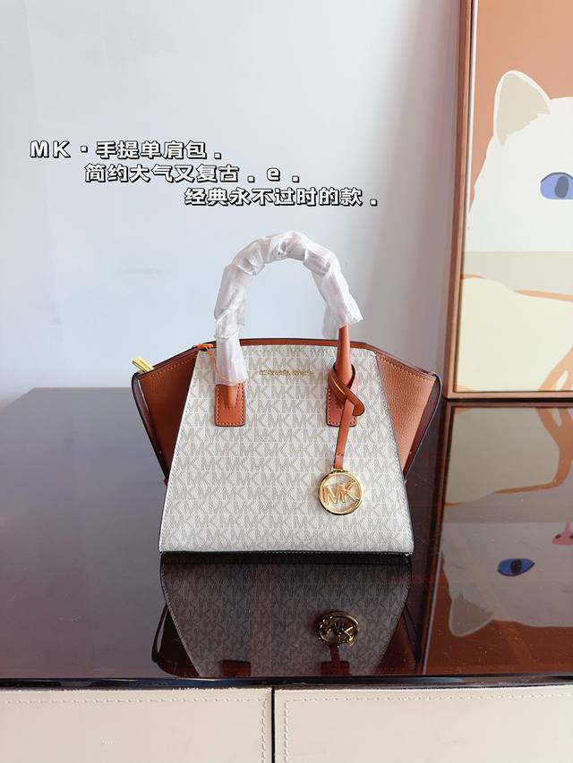 Mk专柜同歩 手提包最新款 新鲜出炉啦简直是美到人心啦 原版五金logo 首选进口皮料 质感超赞所谓人人必备一款 这个款式必须自留 经典版型全新面料 真的是让人