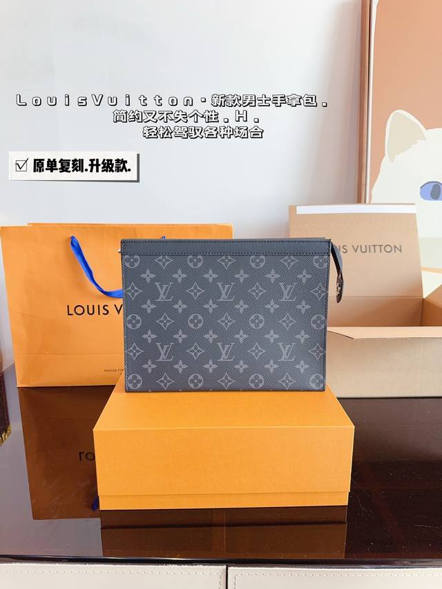 配礼盒. Lv 路易威登手拿包 其实包包本身是个洗漱袋化妆包 被拿来用做手包 一般的手包都是扁扁的 但是这款手包底部是宽的 虽说是个手包 但能放很多东西进去 而