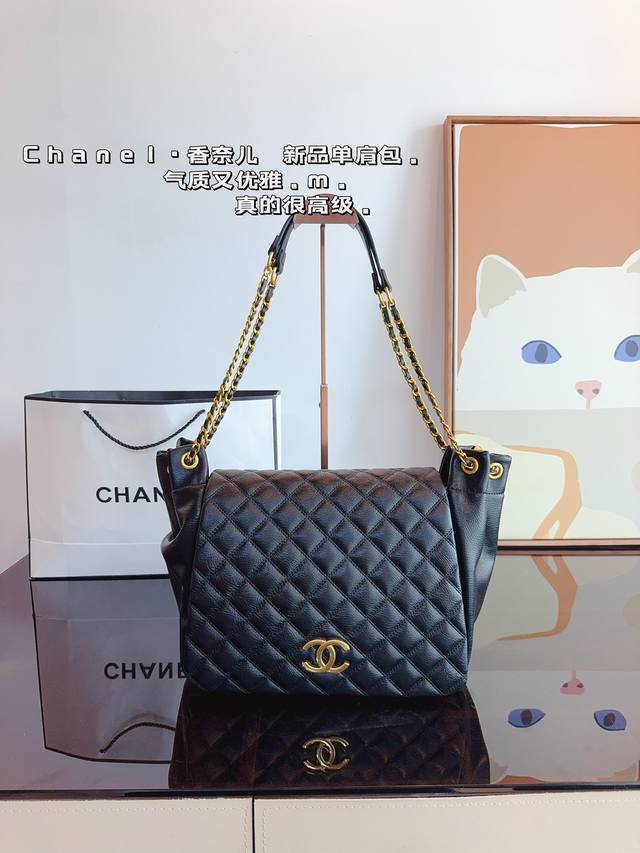 香奈儿 Chanel 单肩包. 也太温柔了！上身秒变气质美女！ 双肩带设计单肩手拿都超好看 简直是神经大条星人的最爱了 怎么用都不心疼 太香了这只！尺寸：32*