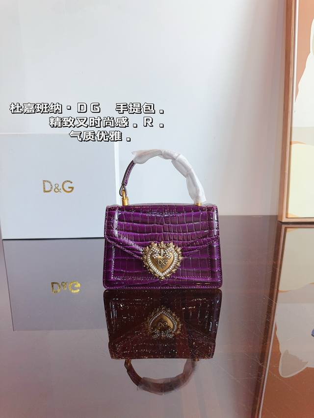 配礼盒 杜嘉班纳dg 新款 尊贵典雅的外形经典优质面料奢华至极 有着与生俱来的英伦气息 比1制作 特供原版 高端品质独家订制 尺寸:19*5*13Cm 配礼盒 杜嘉班纳dg 新款 尊贵典雅的外形经典优质面料奢华至极 有着与生俱来的英伦气息 比1制作 特供原版 高端品质独家订制 尺寸:19*5*13Cm