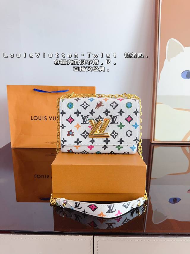 配礼盒. Lv Twit 单肩包 复古优雅 满满的高级感 大小适中 容量感人 休闲正装皆可轻松驾驭 尺寸：24*5*13Cm