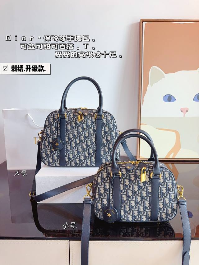 配礼盒. 迪奥 保龄球包 这款包包采用了蓝色 Oblique 印花面料精心制作，质感非常棒！搭配同色调皮革细节，让整个包包看起来更加高级。而且，包包上还点缀了别