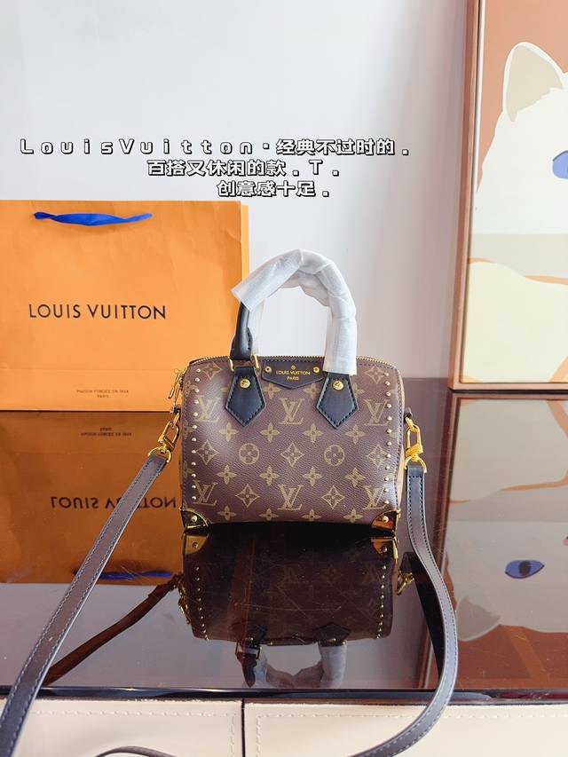 配礼盒. Lv 柳钉枕头包 百搭到没朋友 就是酷 时尚感超强 辦识度很高 方方正正很能装，上身也帅气尺寸：20*11*14Cm