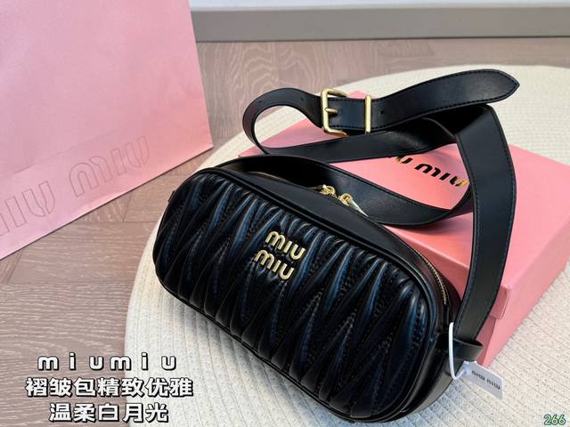 7色 配盒 缪缪 Miumiu褶皱包 举手投足都透露着精致优雅 温柔白月光 太精致了吧 每一处细节都有若隐若现的贵气和小女人味 尺寸24 11