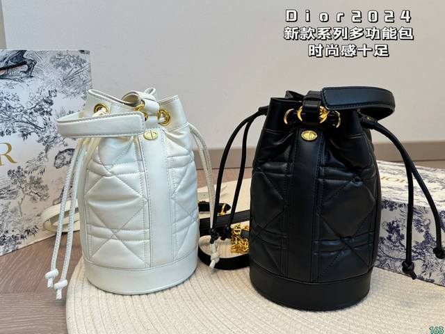 配盒 迪奥dior Ss24 New Look. 新款双肩链条包水桶包来咯 难得出街拍摄dior新品 搭配ss24 系列作品 Total Look时尚感十足 辣 配盒 迪奥dior Ss24 New Look. 新款双肩链条包水桶包来咯 难得出街拍摄dior新品 搭配ss24 系列作品 Total Look时尚感十足 辣
