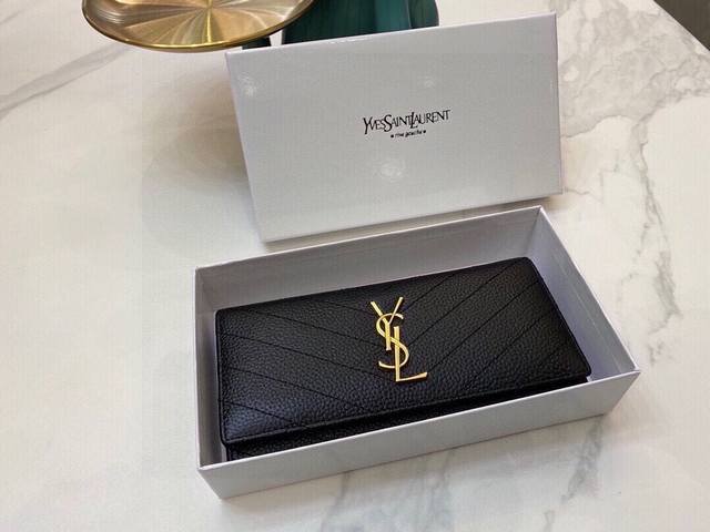 N40675单拉 使用法雷尔 威廉姆斯独有的达米耶 遗产帆布，改编成海洋风味的“Zippy Wallet Vertical”。以达米耶的格子图案为基础的mais