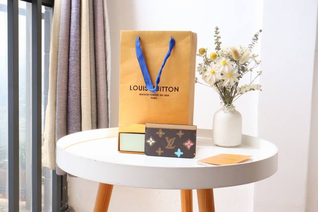 M83348卡夹 本款卡夹出自路易威登与 Tyler 合作系列，可在收纳信用卡、名片和交通卡的同时置于多数口袋。艺术家于 Monogram Craggy 帆布渲