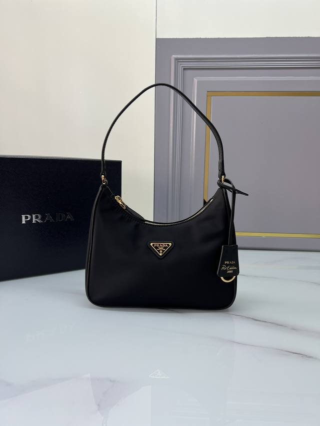 皮肩带 金色五金hobo原单品质新款1Ne204月亮形中古包，采用进口原厂降落伞布料，手挽十字纹牛皮，轻便又实用的hobo腋下包，超级简单又耐看，小 轻便 能装