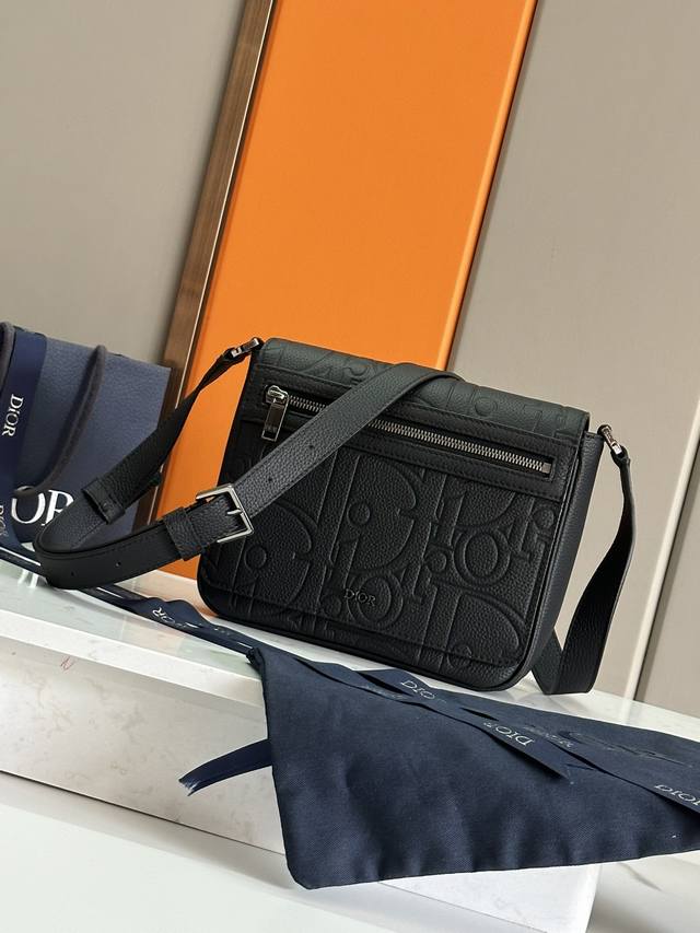 顶级原单 这款信使包是二零二四秋季男装系列新品,搭配翻盖,展示实用而经典的设计。Dior Gravity 印花效果皮革采用压花工艺将经典图案精致地呈现于黑色牛皮 顶级原单 这款信使包是二零二四秋季男装系列新品,搭配翻盖,展示实用而经典的设计。Dior Gravity 印花效果皮革采用压花工艺将经典图案精致地呈现于黑色牛皮