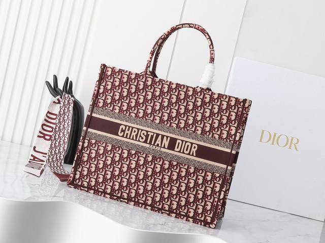 独家实物拍摄 大 原单 Dior Book Tote 托特 红色大42Cm 这款 Book Tote手袋由女装创意总监玛丽亚 嘉茜娅 蔻丽 Maria Graz 独家实物拍摄 大 原单 Dior Book Tote 托特 红色大42Cm 这款 Book Tote手袋由女装创意总监玛丽亚 嘉茜娅 蔻丽 Maria Graz