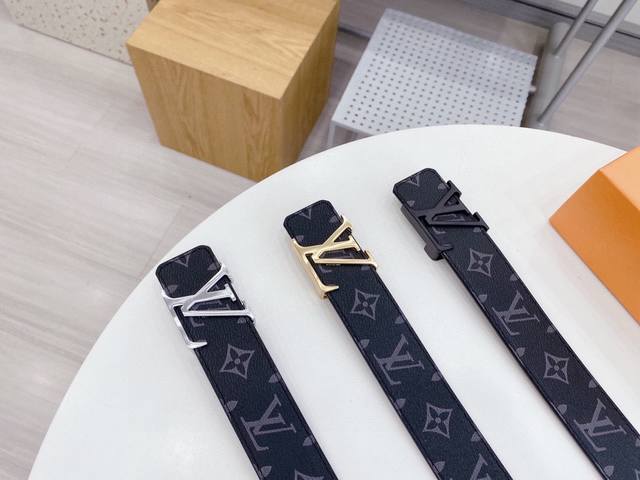 路易威登为全球最大的高级时尚控股公司以传统手工设计和款式新颖誉满全球此款采用纯牛皮名师制作 双面可用 随心驾驭[奸笑] 附带原版包装 宽度3.8厘米皮带腰带